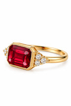 Ring in Gold mit rotem Zirkonia