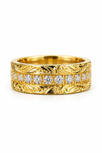 Goldring mit Muster und Zirkonia