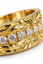 Goldring mit Muster und Zirkonia